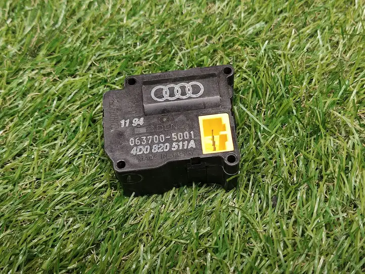 Audi A8 S8 D2 4D (1999 - 2002) 4D0820511A Двигатель задвижки потока воздуха — фото 1