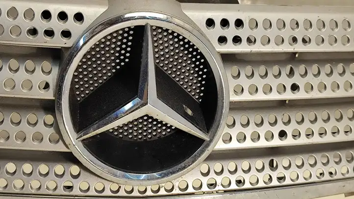 Mercedes-Benz C W203 (2000 - 2007) A2038801283 Верхняя решетка радиатора — фото 3