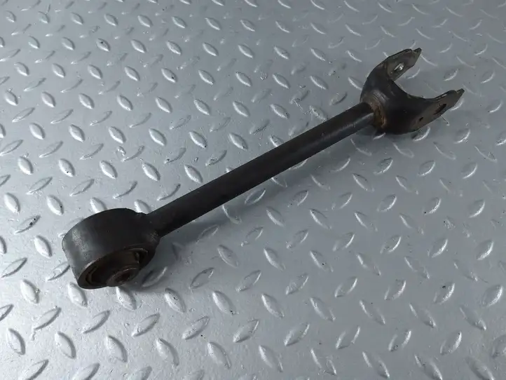 Toyota Camry (2017 - 2020)   Рычаг