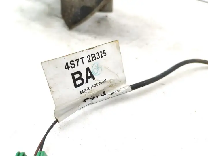 Ford Mondeo Mk III (2000 - 2007)  4S7T2B325BA Задний поворотный кулак (ступица, цапфа)