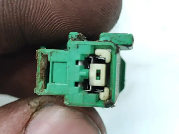 Ford Mondeo Mk III (2000 - 2007)  4S7T2B325BA Задний поворотный кулак (ступица, цапфа)