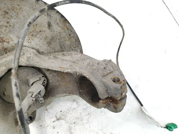 Ford Mondeo Mk III (2000 - 2007)  4S7T2B325BA Задний поворотный кулак (ступица, цапфа)