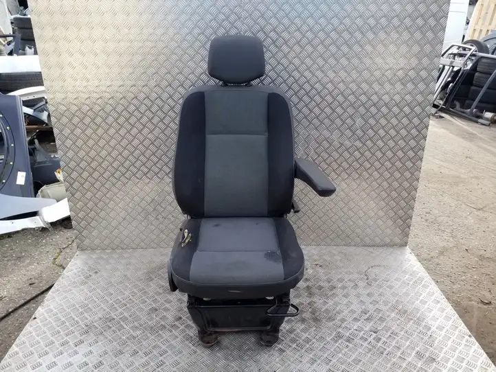 Nissan NV400 (2012 - 2020) Переднее сиденье водителя — фото 1
