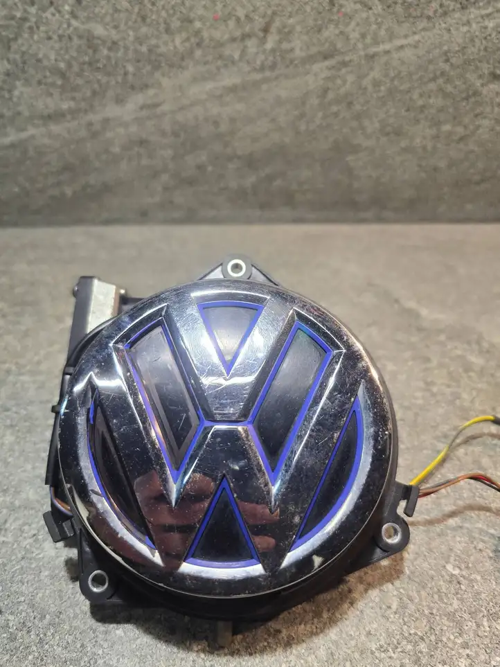 Volkswagen Golf VII (2013 - 2019) 5GE827469E Ручка багажника с камерой — фото 1