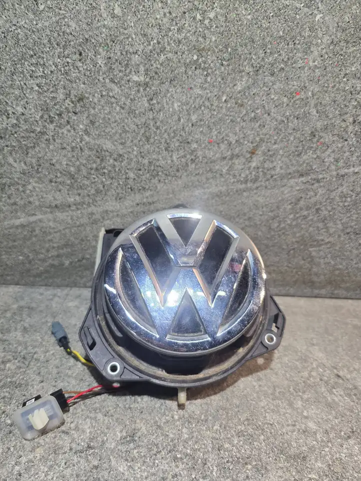 Volkswagen Golf VII (2013 - 2019) 5G0827469Q Ручка багажника с камерой — фото 1