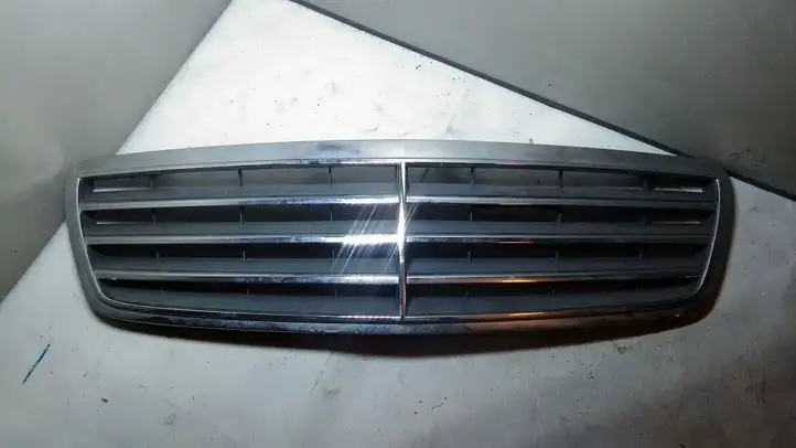 Mercedes-Benz C W203 (2000 - 2007) A2038800123 Передняя решетка — фото 1