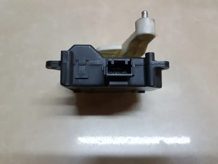 Toyota Prius (XW20) (2003 - 2009) 0637007960 Двигатель задвижки потока воздуха — фото 2