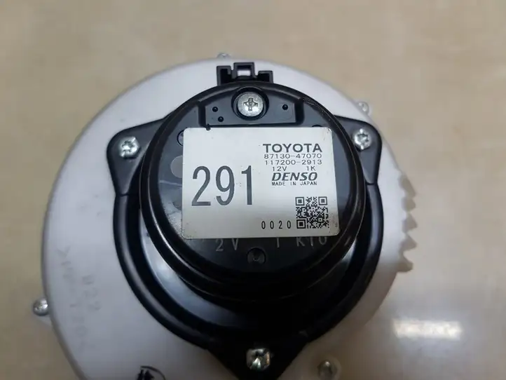 Toyota Prius (XW20) (2003 - 2009) 8713047070 Вентилятор печки — фото 2