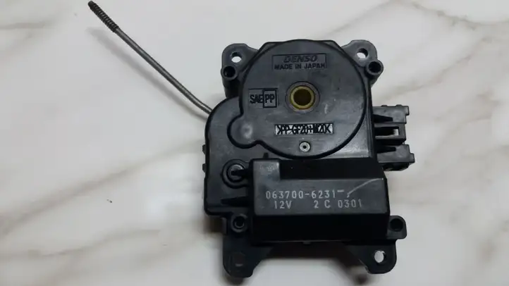 Toyota Avensis T220 (2000 - 2003) 0637006231 Двигатель задвижки потока воздуха — фото 1
