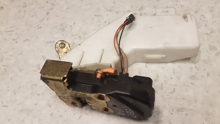 Jeep Cherokee (2001 - 2007) Замок передней двери — фото 1