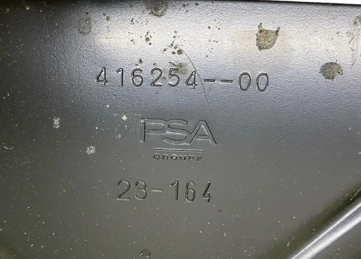 Opel Mokka B (2020 - ) 9823533180 Площадка аккумулятора — фото 7