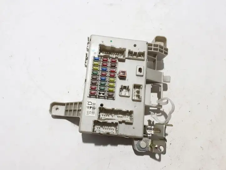 Toyota Land Cruiser (J120) (2002 - 2009) 8273060110 Блок предохранителей — фото 1