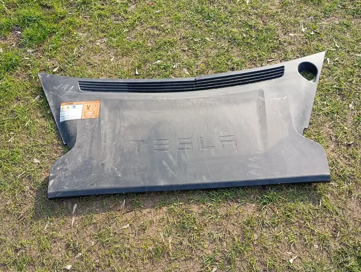 Tesla Model S (2016 - 2021) 106048100C Обшивка бардачка — фото 1