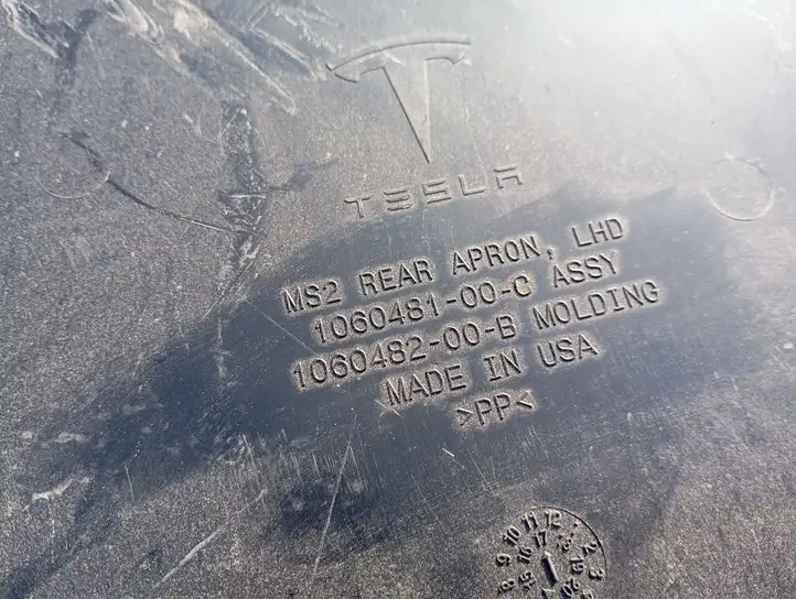 Tesla Model S (2016 - 2021) 106048100C Обшивка бардачка — фото 3