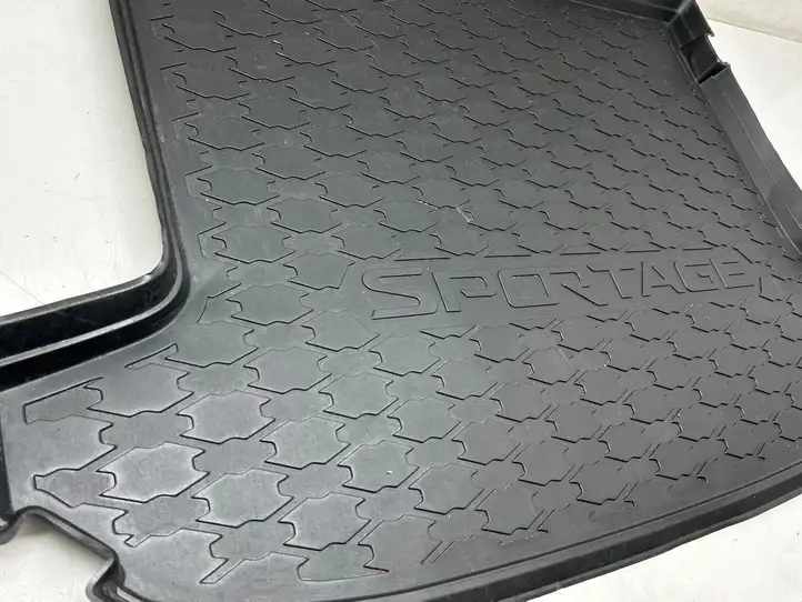 Kia Sportage (2018 - 2021) F1122ADE00 Резиновый коврик багажника — фото 2