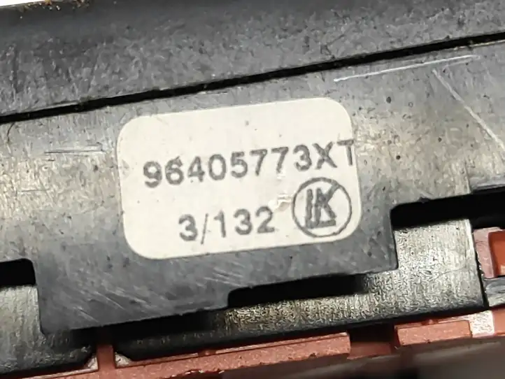Citroen C3 (2002 - 2009) 96405778XT Включатель аварийных фонарей — фото 11