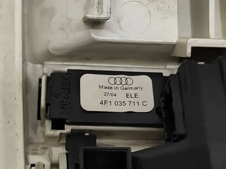 Audi A6 S6 C6 4F (2004 - 2008) 4F0947135BE Передняя подсветка — фото 3