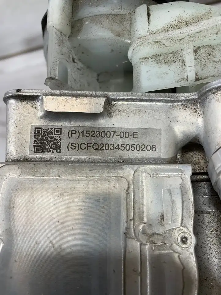 Tesla Model 3 (2017 - 2023) 152300700E Расширительный бачок — фото 4