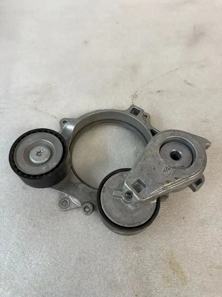 Audi A3/S3 8Y (2020 - ) 05E903305F Натяжитель ремня генератора — фото 1