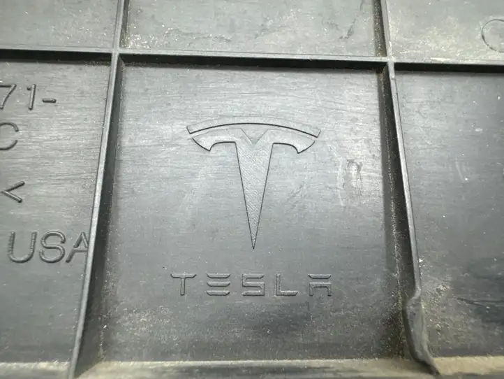 Tesla Model S (2012 - 2016) 102187100C Рамка номера — фото 8