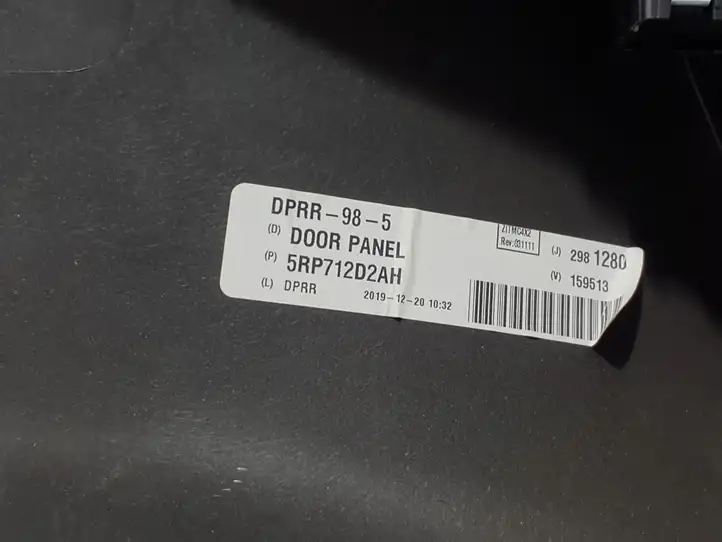 Chrysler Pacifica (2016 - ) 5RP712D2AH Обшивка раздвижной двери — фото 4