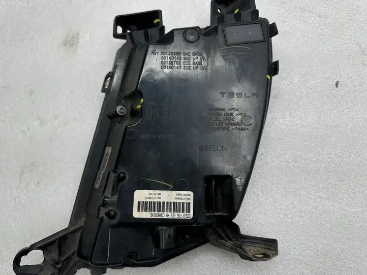 Tesla Model S (2012 - 2016) 102401900A Передняя противотуманная фара — фото 3