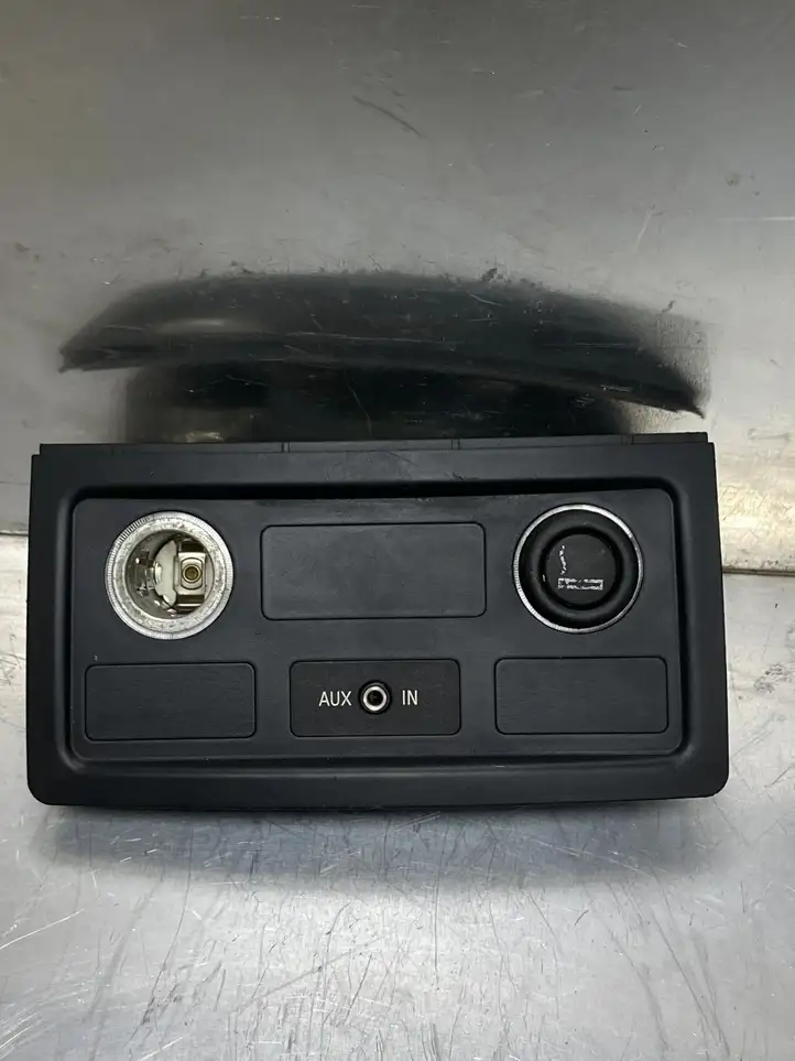 BMW 5 E60 E61 (2004 - 2010) 7034100 Накладка заднего прикуривателя — фото 1