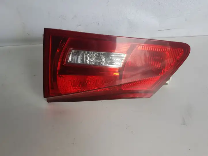 Lexus IS 220D-250-350 (2005 - 2010) Задний фонарь в крышке багажника — фото 1