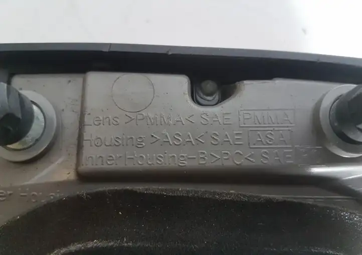 Lexus IS 220D-250-350 (2005 - 2010) Задний фонарь в крышке багажника — фото 4