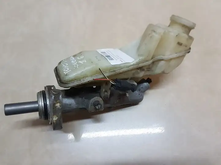 Toyota Corolla E120 E130 (2004 - 2007) Бачок тормозной жидкости — фото 1