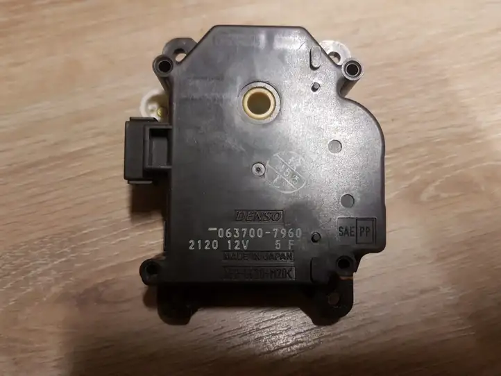 Toyota Prius (XW20) (2003 - 2009) 0637007960 Двигатель задвижки потока воздуха — фото 1