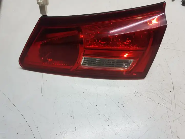Lexus IS 220D-250-350 (2005 - 2010) Задний фонарь в крышке багажника — фото 1