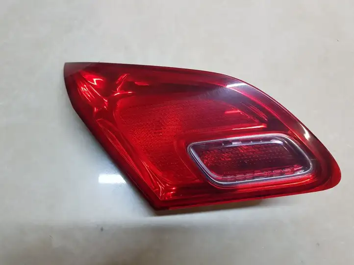 Opel Astra J (2012 - 2015) Задний фонарь в крышке багажника — фото 1