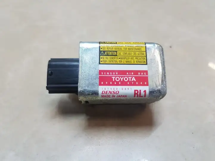 Toyota Prius (XW20) (2003 - 2009) 8986047040 Датчик удара SRS — фото 1