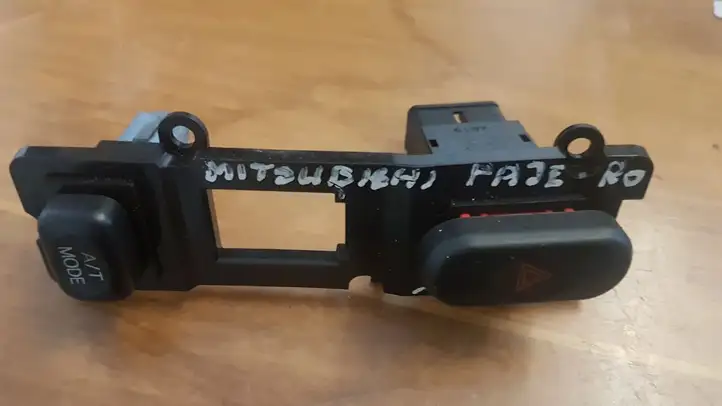 Mitsubishi Pajero Sport I (1996 - 2004) MR117578 Включатель аварийных фонарей — фото 1