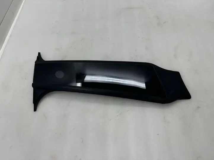 Tesla Model Y (2019 - 2024) 151625800E Наружная накладка стойки B — фото 1