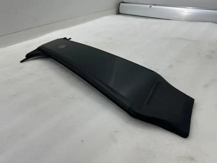 Tesla Model Y (2019 - 2024) 151625800E Наружная накладка стойки B — фото 2