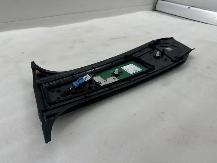 Tesla Model Y (2019 - 2024) 151625800E Наружная накладка стойки B — фото 5