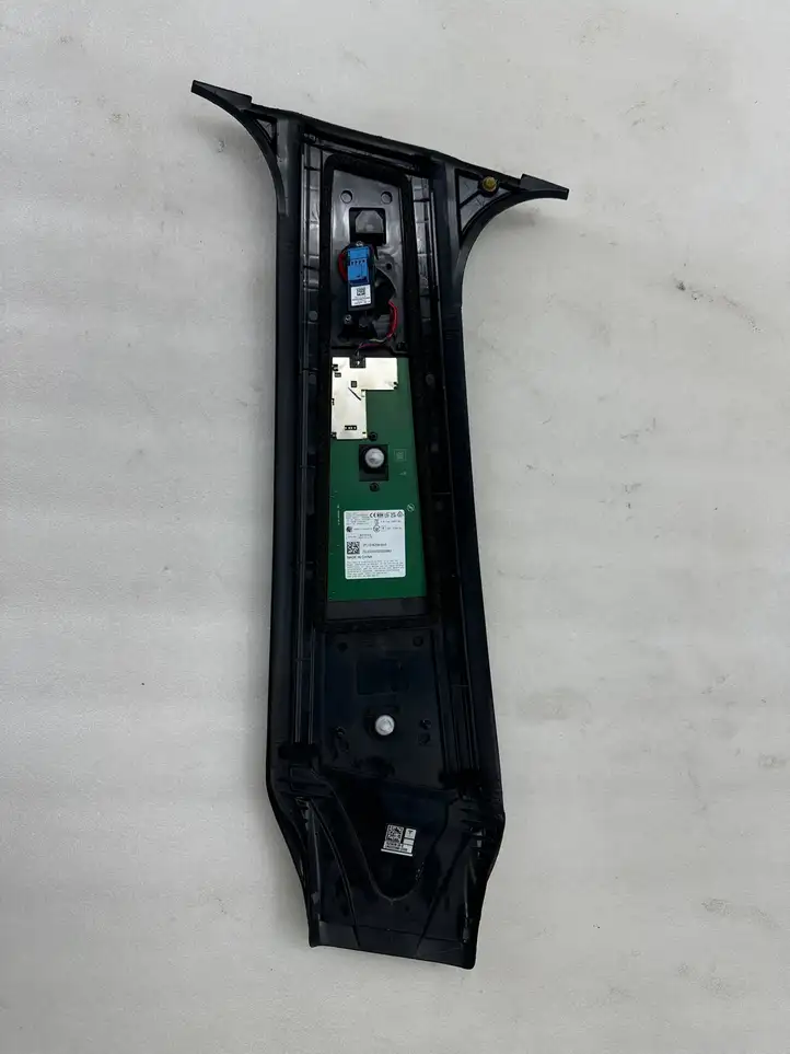 Tesla Model Y (2019 - 2024) 151625800E Наружная накладка стойки B — фото 6