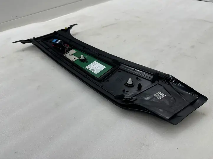 Tesla Model Y (2019 - 2024) 151625800E Наружная накладка стойки B — фото 8