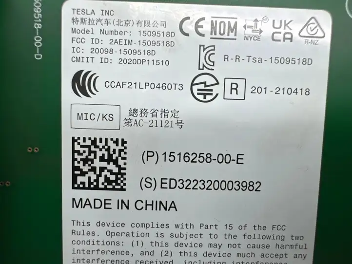 Tesla Model Y (2019 - 2024) 151625800E Наружная накладка стойки B — фото 9