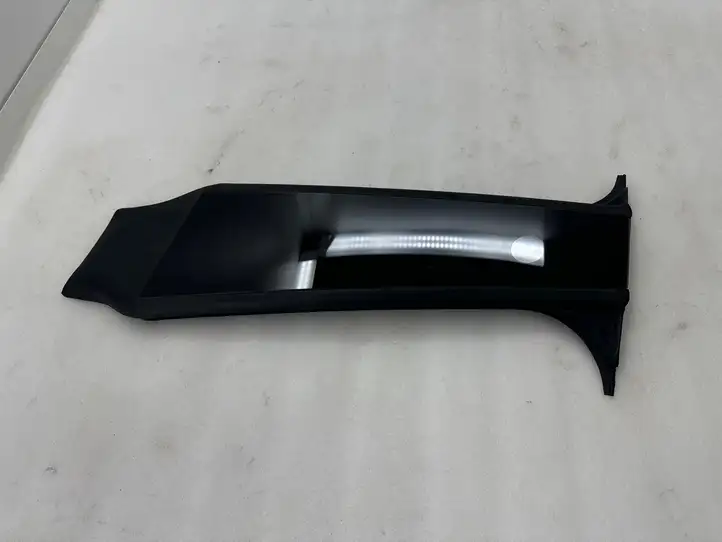 Tesla Model Y (2019 - 2024) 151625500E Наружная накладка стойки B — фото 1