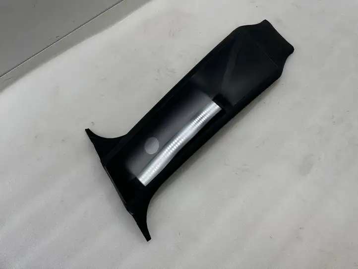 Tesla Model Y (2019 - 2024) 151625500E Наружная накладка стойки B — фото 3
