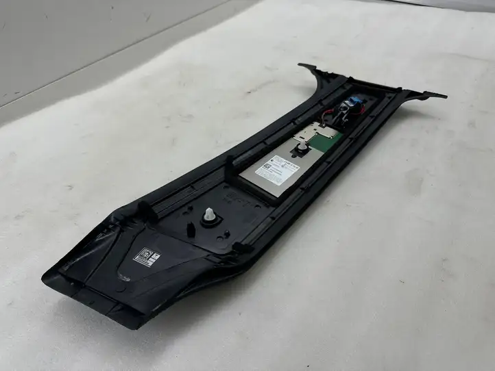 Tesla Model Y (2019 - 2024) 151625500E Наружная накладка стойки B — фото 6