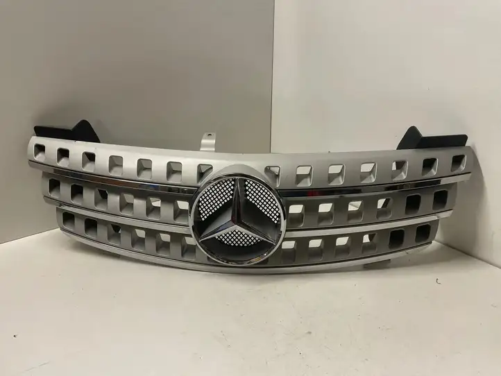 Mercedes-Benz ML W164 (2005 - 2011) A1648800685 Верхняя решетка радиатора — фото 1