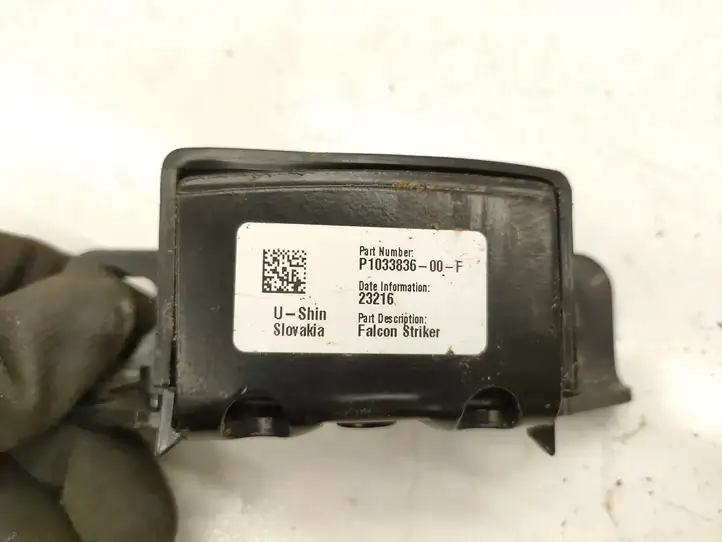 Tesla Model X (2015 - 2021) P103383600F Скоба замка крышки багажника — фото 4