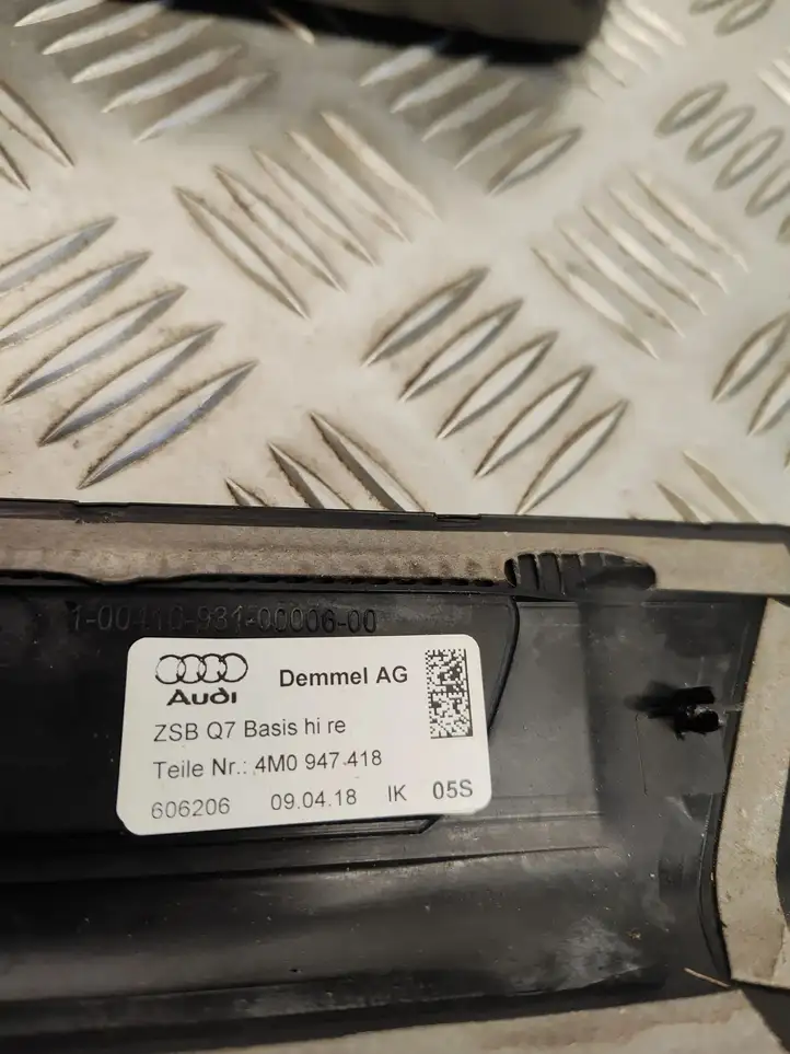 Audi Q7 4M (2015 - ) 4M0947406 Внутренняя обшивка порога (комплект) — фото 2