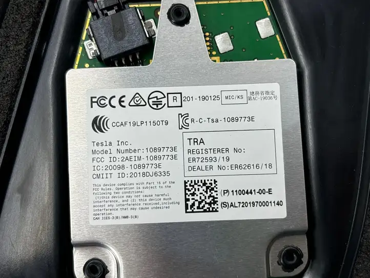Tesla Model 3 (2017 - 2023) 140044100E Наружная накладка стойки B — фото 6