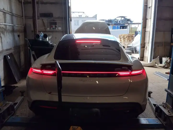 Porsche Taycan 9J1 (2019 - ) 9J1945087E Дополнительный стоп фонарь — фото 5