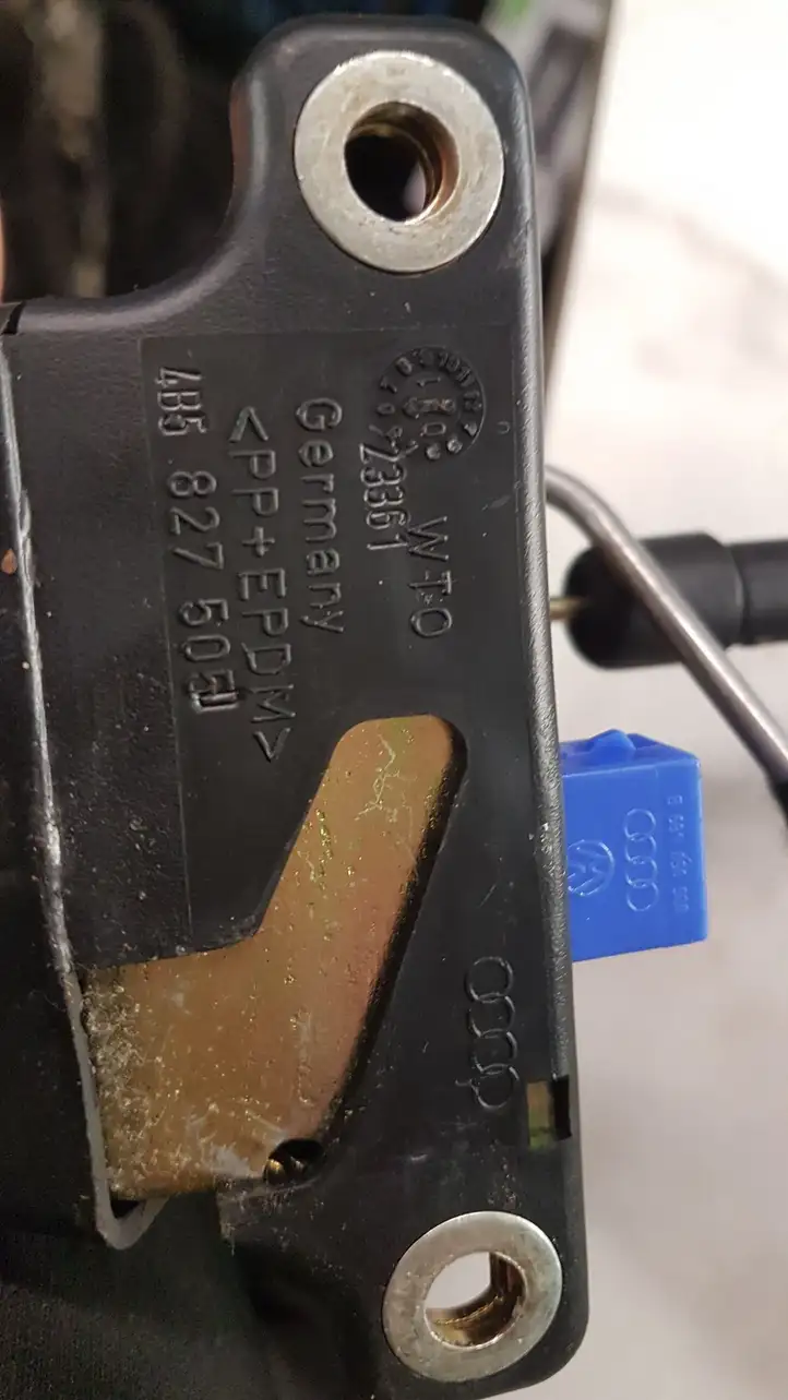 Audi A6 S6 C5 4B (2001 - 2004) 8D9827565H Замок крышки багажника — фото 3
